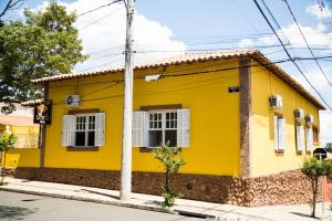 安娜兰迪亚Casarao Hostel - Analandia SP的街道边的黄色房子
