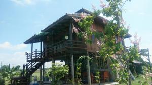 大城Ban Suan Khun Yai的带阳台和一些鲜花的树屋