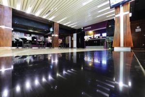 帝力帝汶广场公寓酒店的商场里一个带保龄球馆的空大厅
