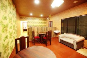 Fort KochiGeo Fort Home - Fortkochi的客厅配有沙发和桌子