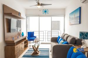 巴亚尔塔港Disfruta Vallarta, lindo departamento, gran ubicación alberca, nuevo的带沙发和电视的客厅