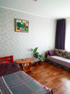 切尔尼戈夫Apartment on Prospekt Peremogi的客厅配有沙发和桌子