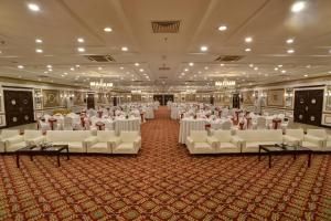 拉瓦尔品第拉瓦尔品第五洲明珠大酒店的一个带白色桌椅的大型宴会厅