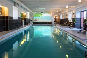 维胡拉维胡拉庄园乡村俱乐部&SPA的海景酒店的游泳池