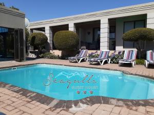 兰格班Seagulls Guest House的旅馆前的游泳池