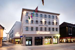 格平根Holiday Inn Express - Göppingen, an IHG Hotel的一条城市街道上的白色大建筑