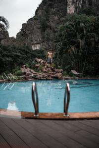宁平姆瓦洞生态酒店（杭姆瓦）的站在水面上的人