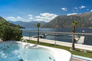 科托尔Hyatt Regency Kotor Bay Resort的享有水景和山景的浴缸