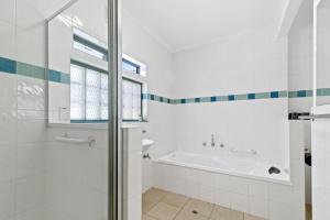 圣雷莫黑海豚海滨公寓的白色的浴室设有浴缸和水槽。