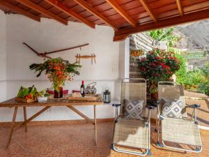 Las IndiasHoliday Home Los Jablitos by Interhome的鲜花庭院里的桌椅