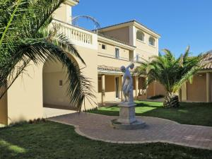 里帕尔贝拉Apartment Il Felciaione by Interhome的棕榈树屋前的雕像