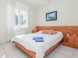 艾姆布里亚布拉瓦Holiday Home Francoli by Interhome的一间卧室配有一张带2条蓝色毛巾的床