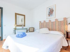 纳瓦拉Holiday Home acacies by Interhome的卧室配有白色床和蓝色毛巾