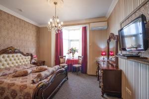 顿河畔罗斯托夫谢里霍尔酒店的一间卧室配有一张大床和电视