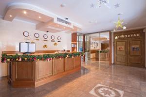 顿河畔罗斯托夫谢里霍尔酒店的柜台上装饰着圣诞装饰的餐厅