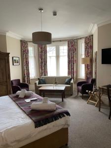 伯恩茅斯Inn in the Park的一间卧室设有一张床和一间客厅。