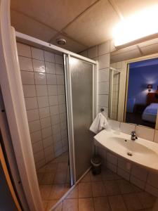 Sunndalsøra Hotell的一间浴室