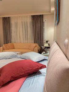 雅典彭德里奢华公寓的酒店客房,设有两张床和一张沙发