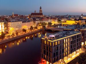 弗罗茨瓦夫EXCLUSIVE Aparthotel MARINA的享有维也纳市的夜景