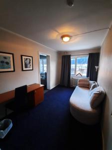 孙达尔瑟拉Sunndalsøra Hotell的酒店客房设有床和窗户。
