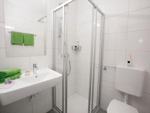 圣卡尼兹Strandpension Seejuwel的带淋浴、盥洗盆和卫生间的浴室