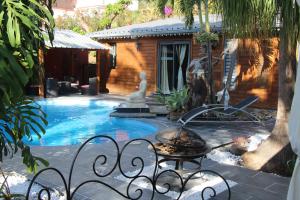 LA LIANE DE JADE 974-Lodge Le Palissandre - jacuzzi privatif - piscine chauffée内部或周边的泳池