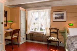 苏尔沃伦瓦拉克酒店的一间卧室设有窗户,配有桌子和椅子