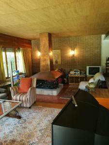 拉斯卡弗里亚Casa Etna的带电视的客厅和带壁炉的客房。