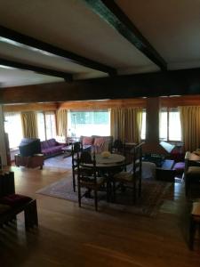 拉斯卡弗里亚Casa Etna的客厅配有桌子和沙发