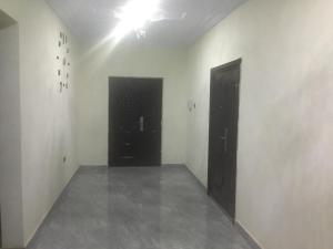 阿克拉1 Bedroom Apartment in a Prime area的一间空房间,里面有两个黑色的门