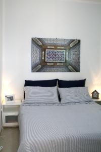 奥斯图尼Villa Giulia的卧室配有一张挂在墙上的床铺