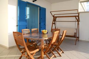 奥斯图尼Villa Giulia的一间带木桌和椅子的用餐室