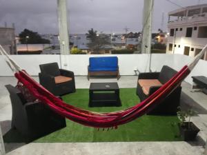 阿约拉港Costa Del Sol的阳台配有吊床、椅子和桌子