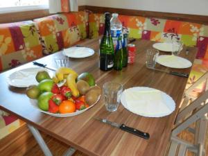 特罗格Bungalow de 3 chambres avec piscine partagee et terrasse amenagee a Trogues的一张木桌,上面放着一碗水果