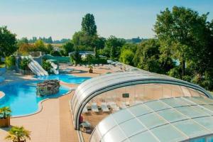 特罗格Bungalow de 3 chambres avec piscine partagee et terrasse amenagee a Trogues的一个带水上公园的大型游泳池