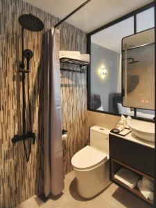 哥打京那巴鲁The Seraya Hotel的浴室配有卫生间、盥洗盆和淋浴。