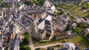 Saint-AyStudio avec wifi a Saint Ay的享有城堡小镇的空中景致