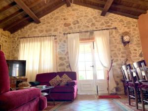 Aldehuela de la Bóveda3 bedrooms house with enclosed garden and wifi at Aldehuela de la Boveda的客厅配有紫色沙发和门