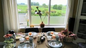 VisvlietBnB-Heirhuys的餐桌、食物和窗户