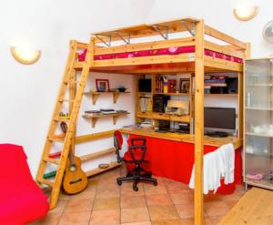 罗马Studio with enclosed garden and wifi at Roma的客房设有一张高架床、一张桌子和一台电脑