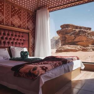 瓦迪拉姆瓦迪朗姆酒梦想露营地的一间卧室配有一张床,享有沙漠美景