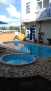 Studio at Pointe aux piments 200 m away from the beach with shared pool balcony and wifi内部或周边的泳池