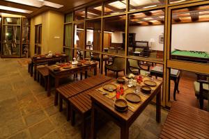 大吉岭大吉岭辛克莱酒店的一间带桌子和台球桌的用餐室