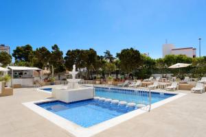 One bedroom apartement with sea view shared pool and furnished balcony at Sant Josep de sa Talaia内部或周边的泳池