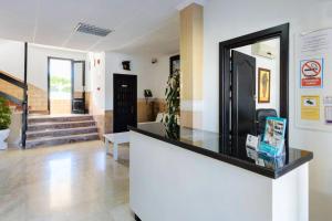 One bedroom apartement with sea view shared pool and furnished balcony at Sant Josep de sa Talaia大厅或接待区
