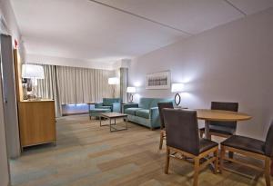 马纳霍金Holiday Inn Manahawkin/Long Beach Island, an IHG Hotel的客厅配有沙发和桌子