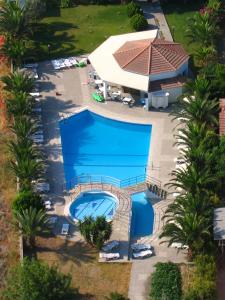 法里拉基法丽罗酒店的享有游泳池及大楼的顶部景致