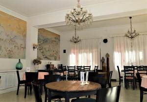 阿尔武希耶斯蒙特梭鲁旅馆的一间带桌椅和吊灯的用餐室