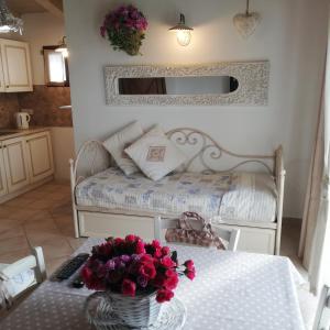 阿兰奇湾城虎斑酒店的一间设有一张桌子的房间,上面有一张床和鲜花