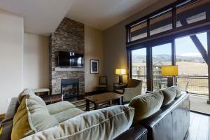 斯廷博特斯普林斯Trailhead Lodge 4100的带沙发和壁炉的客厅